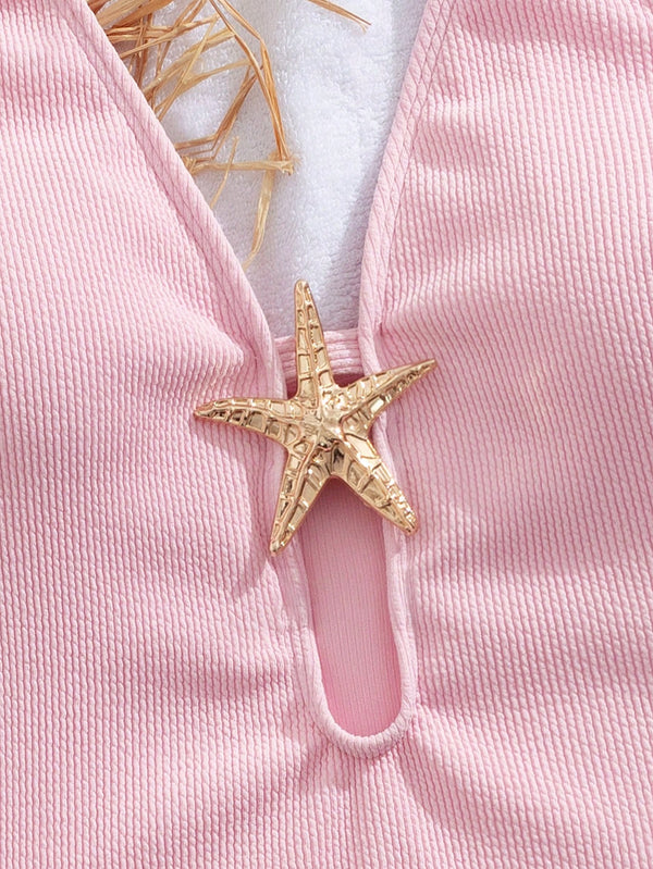 Traje De Baño Rosa Textura detalle de estrella de mar y abertura frontal.