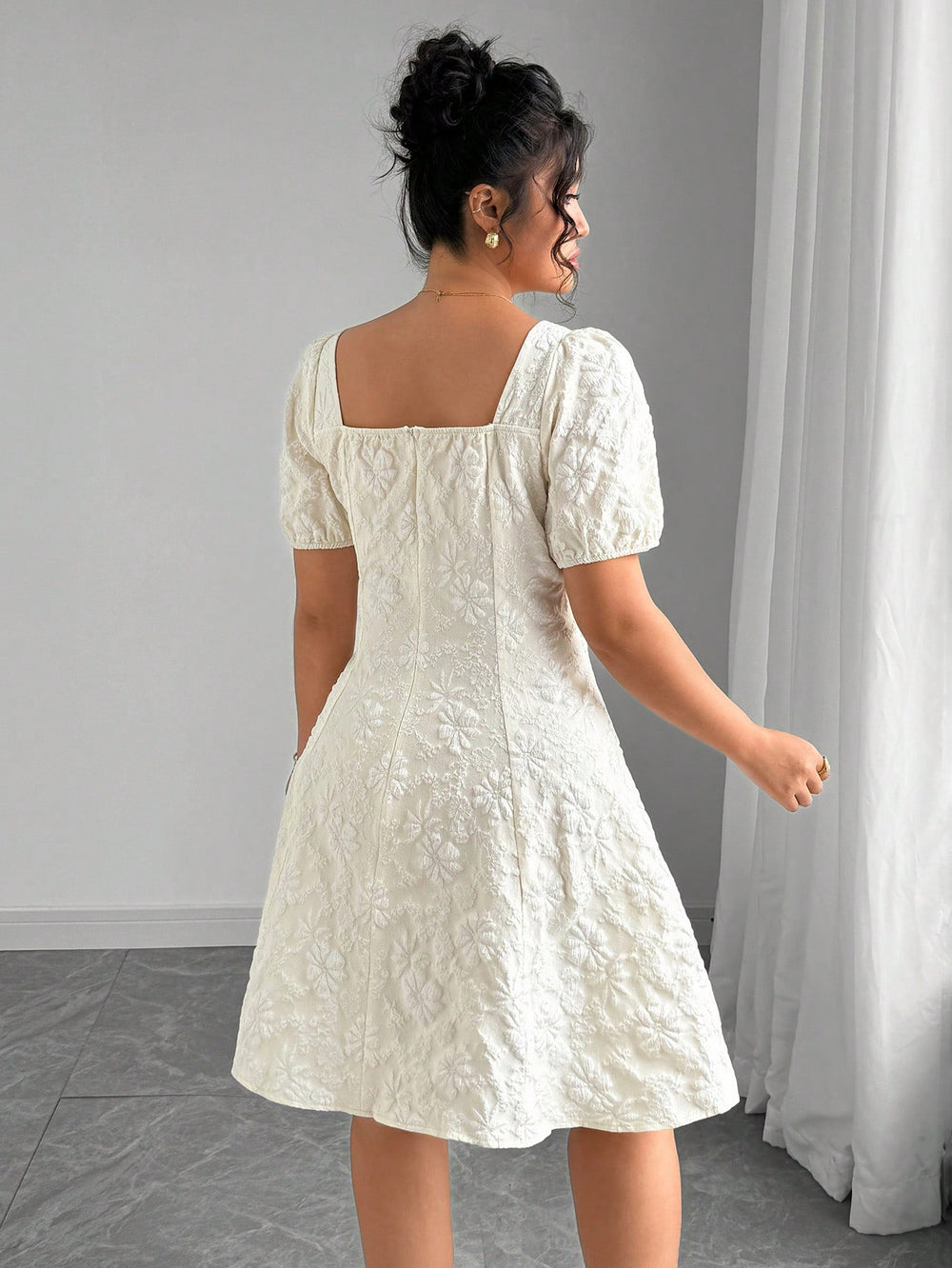 Vestido albaricoque elegante con manga farol y corte campana frontal