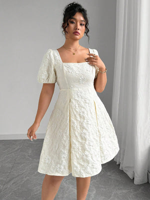 Detalle de escote cuadrado y textura floral albaricoque