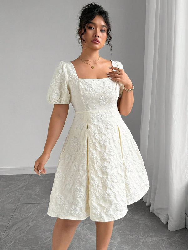 Detalle de escote cuadrado y textura floral albaricoque