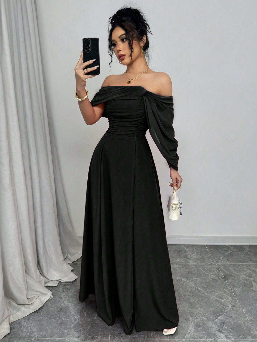 Vestido midi negro elegante con hombros descubiertos