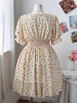 Detalle del corset y escote corazón del vestido floral amarillo