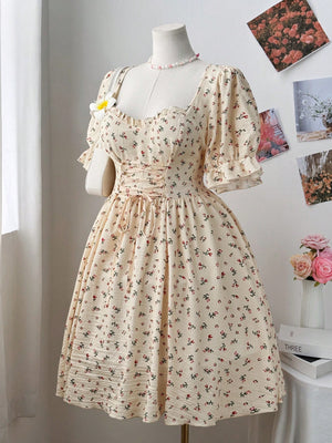 Vista trasera del vestido amarillo con cintura fruncida