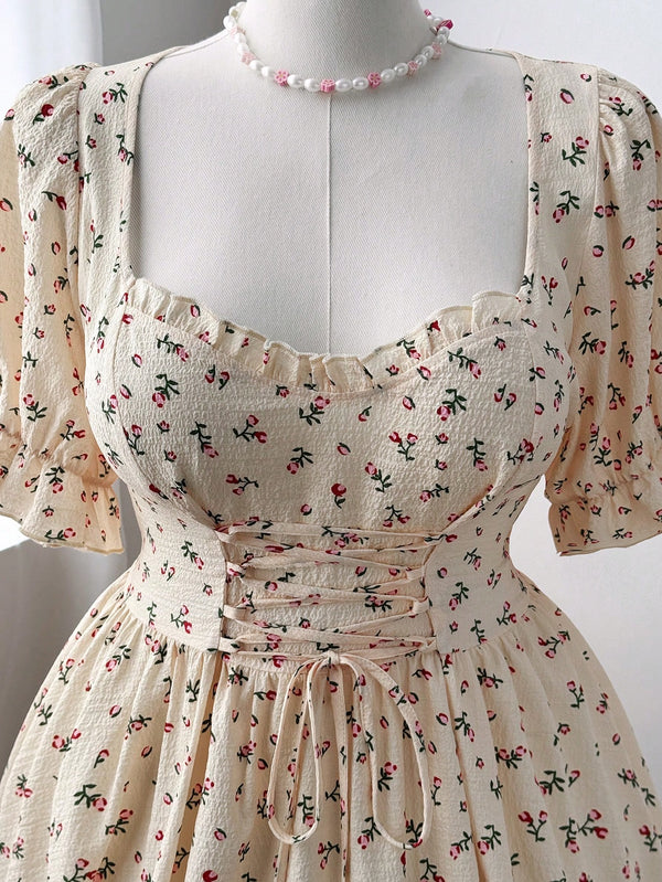 Detalle de tela y estampado floral del vestido amarillo para mujer