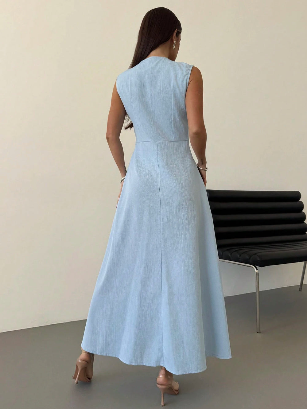 Vestido largo azul elegante con botones y escote redondo, vista frontal