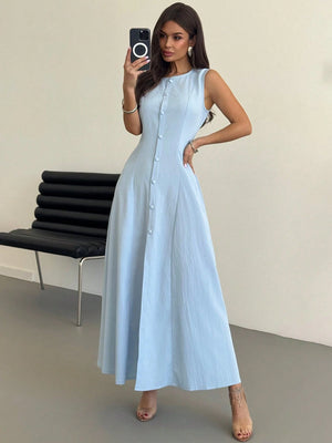 Vestido largo azul con botones y abertura alta, detalle lateral