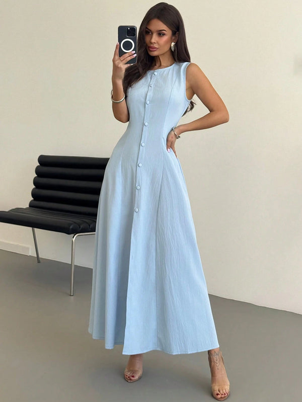 Vestido largo azul con botones y abertura alta, detalle lateral