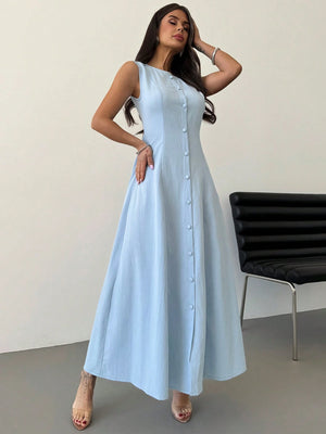 Vestido largo azul con botones y abertura alta, detalle lateral