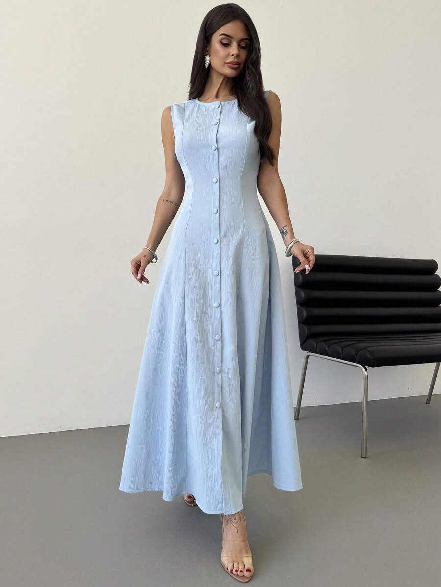 Vestido largo azul elegante con botones y escote redondo, vista frontal