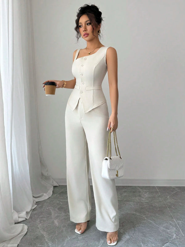 Detalle del top asimétrico del Conjunto Elegante Albaricoque.