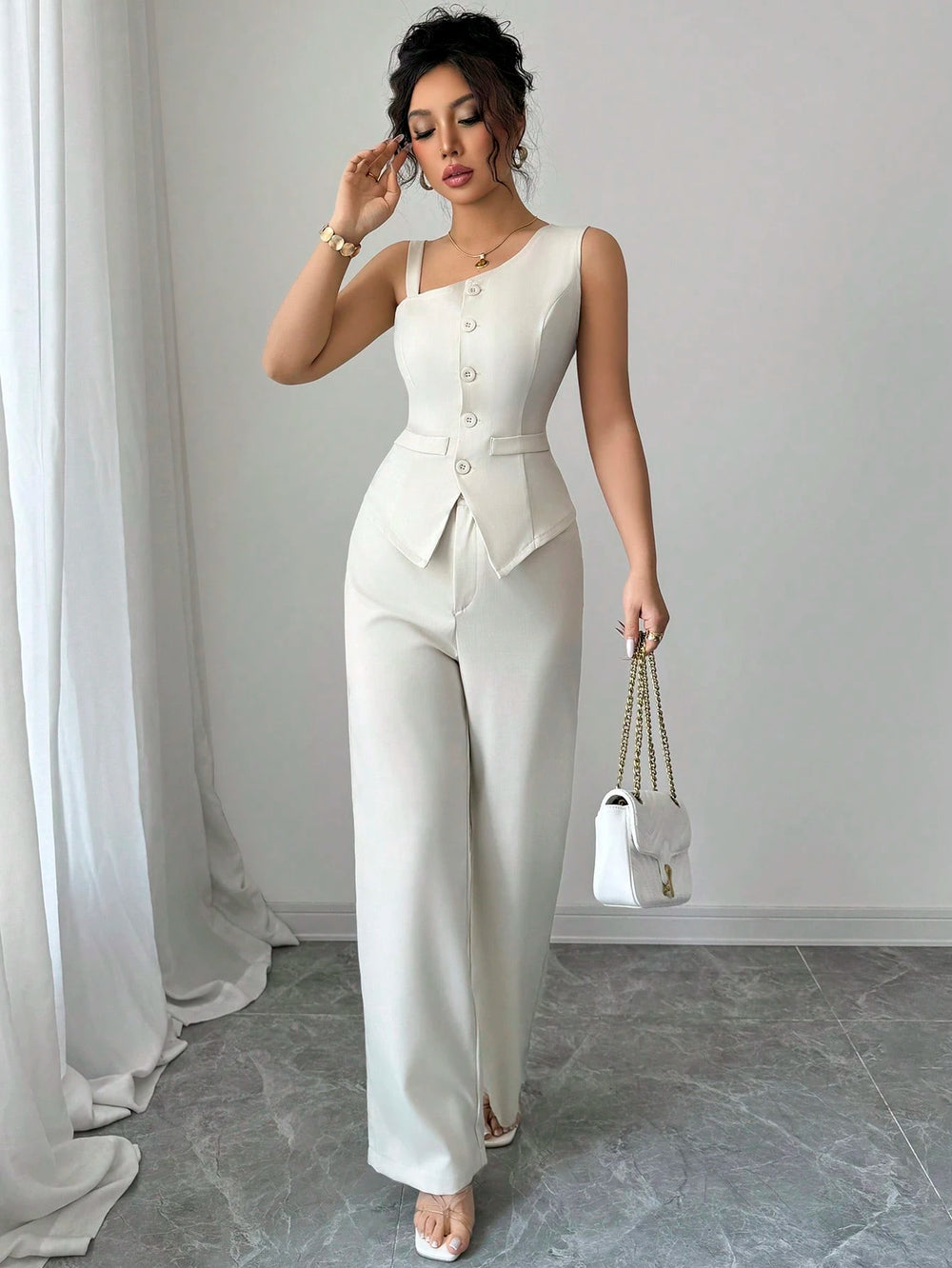 Conjunto Elegante Albaricoque con top asimétrico y pantalón largo.