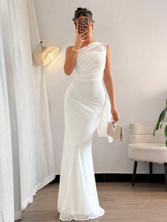 Vestido blanco maxi ajustado con escote asimétrico visto desde el frente