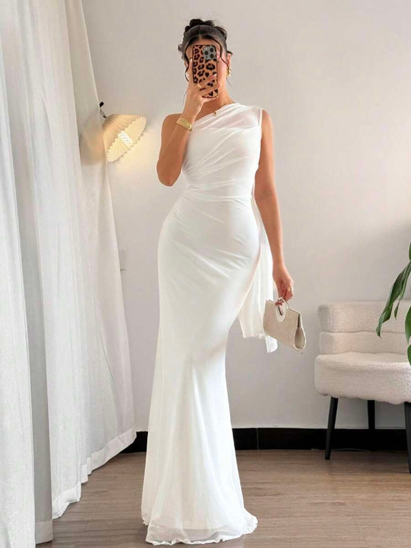 Vestido blanco maxi ajustado con escote asimétrico visto desde el frente