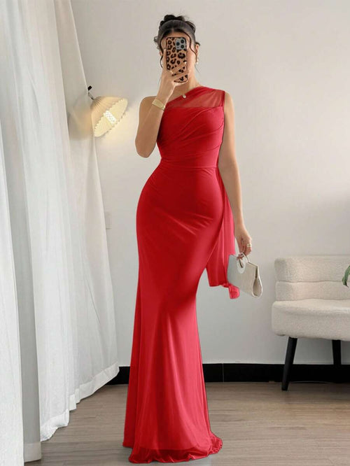 Vestido largo rojo de fiesta con diseño asimétrico de un solo hombro.