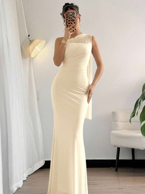 Silueta ajustada y falda larga de un vestido de fiesta color beige claro.