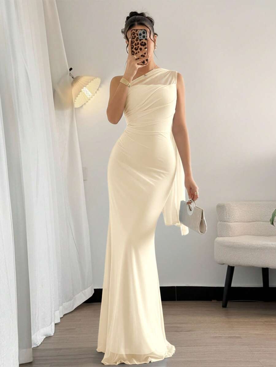 Vestido largo elegante de color beige claro con diseño asimétrico de un solo hombro.