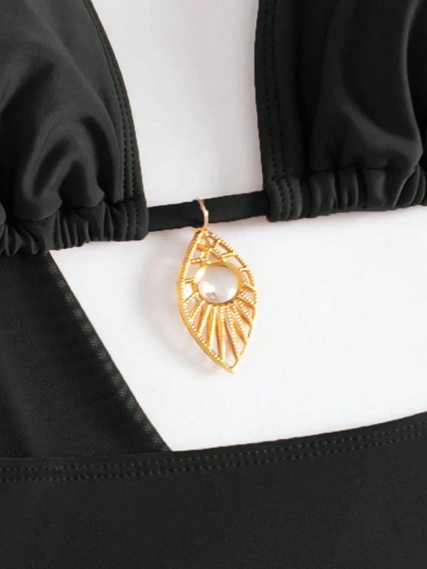 Set bikini negro con cárdigan de manga larga elegante
