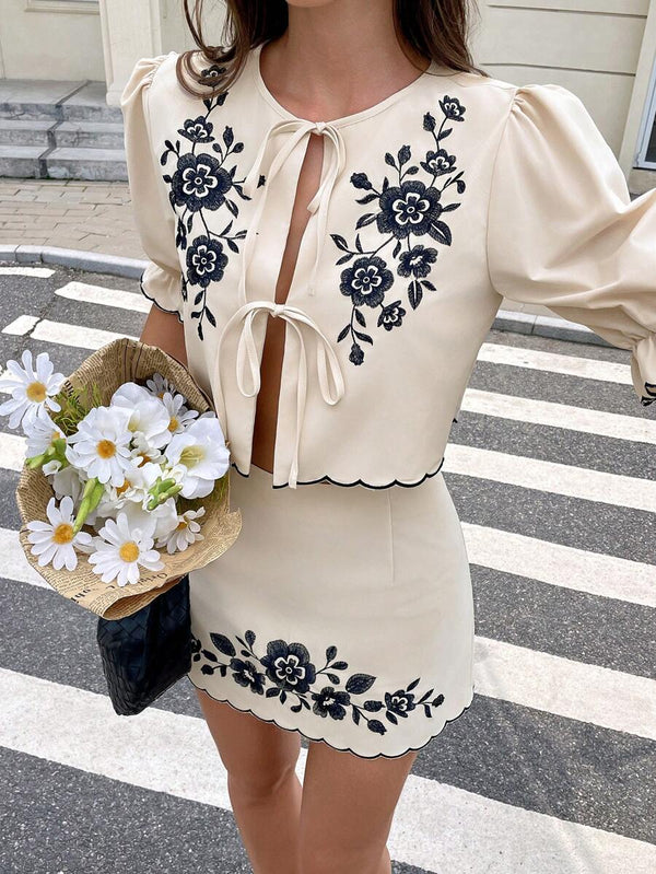Detalle del bordado floral del conjunto crop con falda.