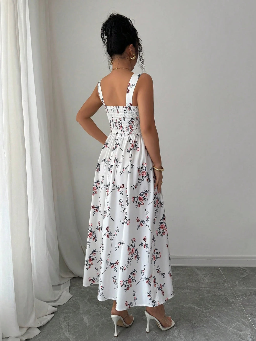 Vestido floral midi blanco ajustado frontal