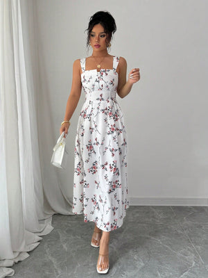 Vestido floral midi blanco ajustado en posición de pie