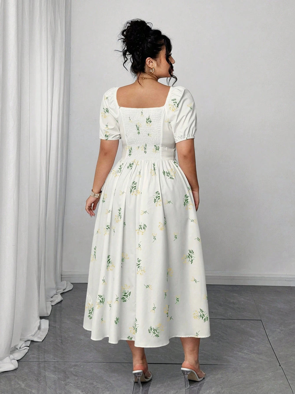 Mujer modelando el Vestido Blanco Estampado de frente mientras sostiene su teléfono.