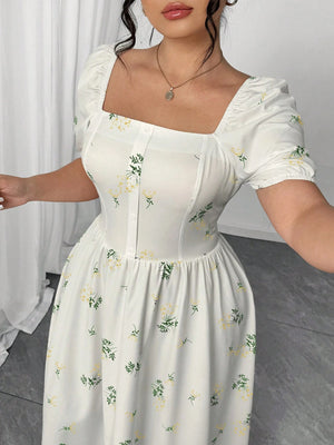 Acercamiento al escote cuadrado del Vestido Blanco Estampado Floral elegante.