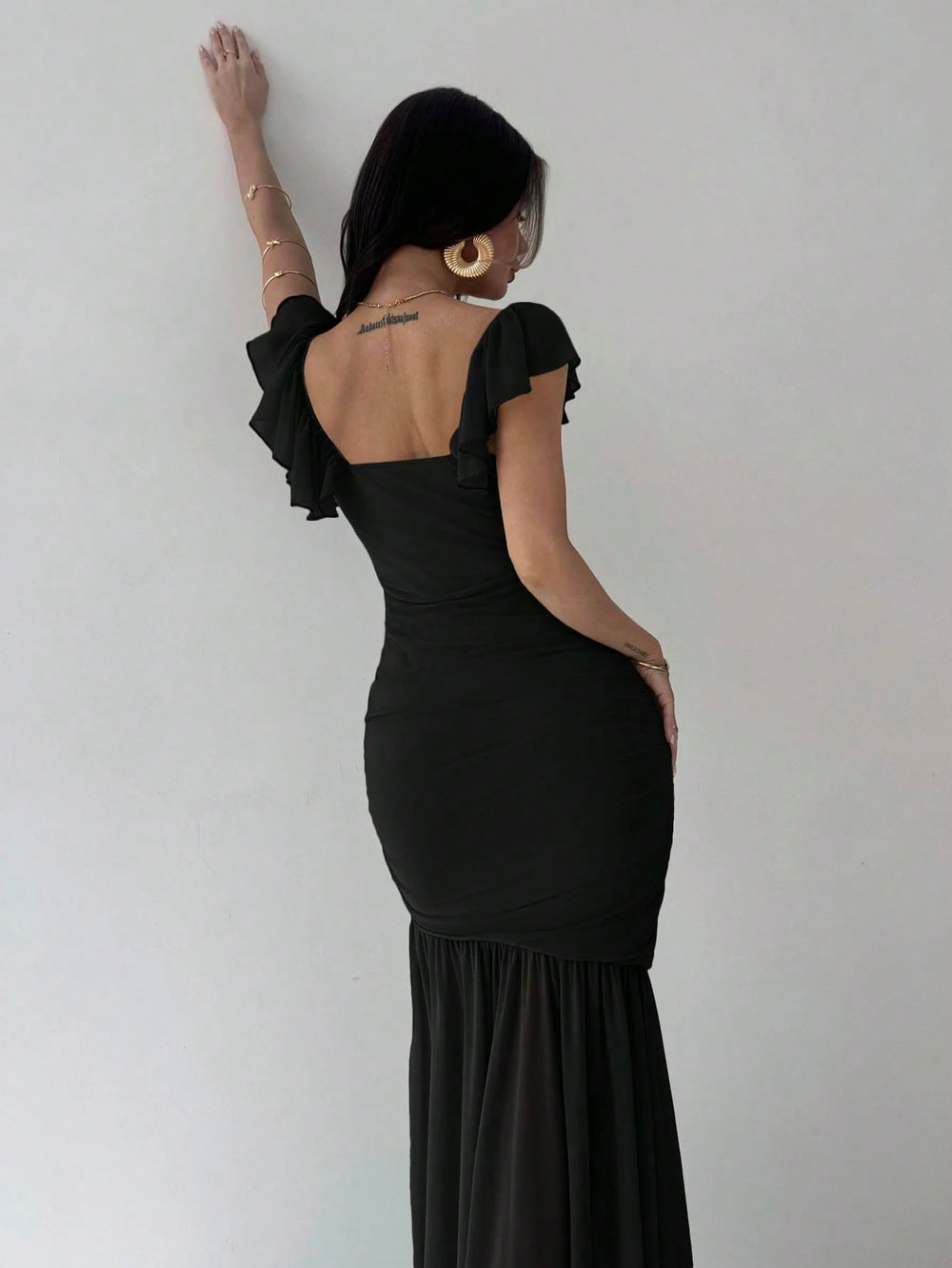 Vestido Negro Elegante Sirena Maxi Con Volantes Y Fruncido vista frontal
