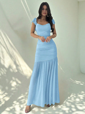 Vestido azul elegante con manga volante y corte sirena.
