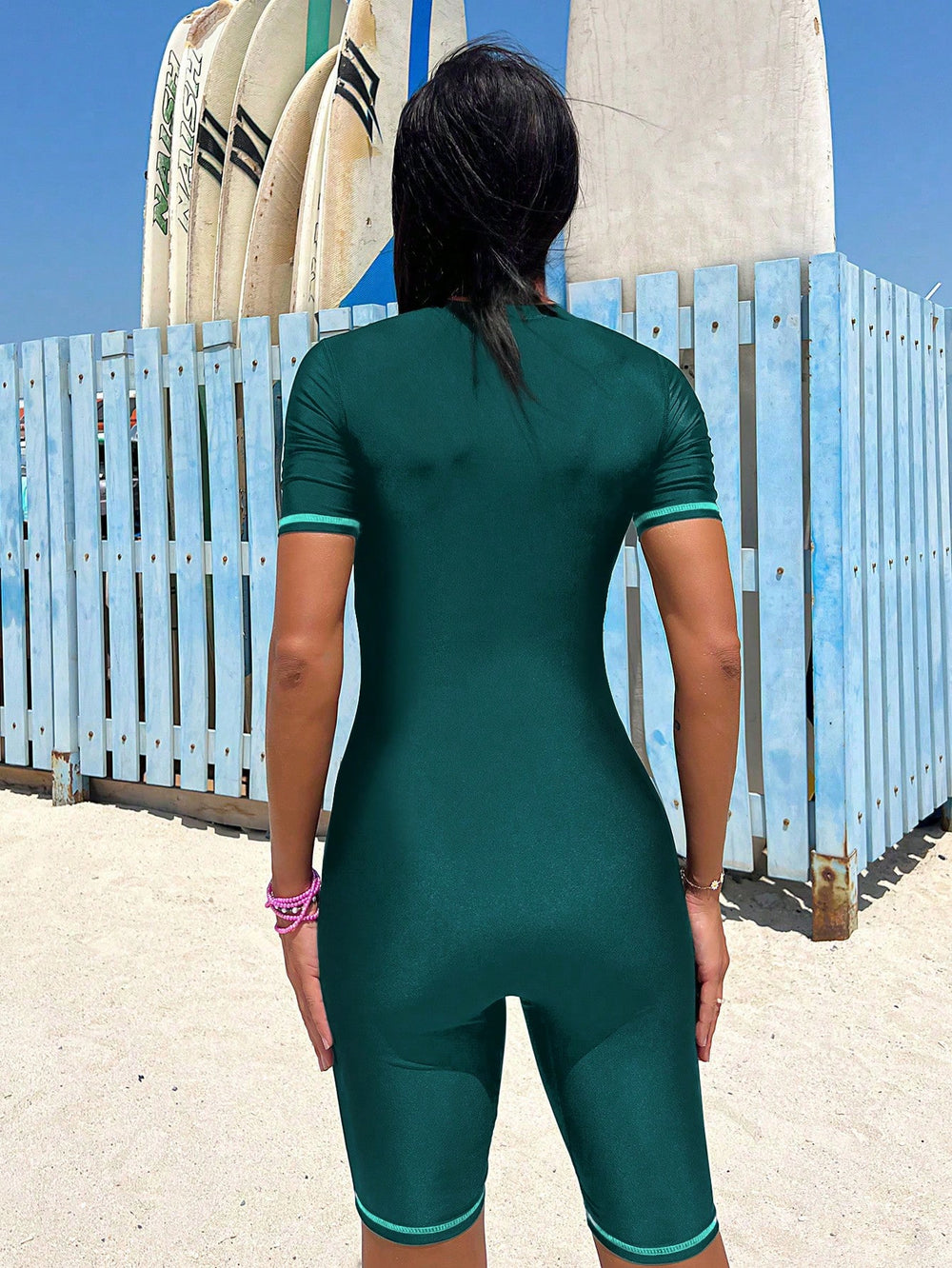 Traje deportivo verde para mujer vista frontal en playa