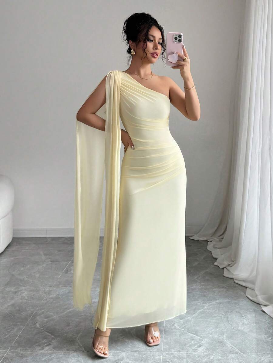 Vista completa de un vestido largo elegante de un solo hombro en color amarillo pastel con drapeado.