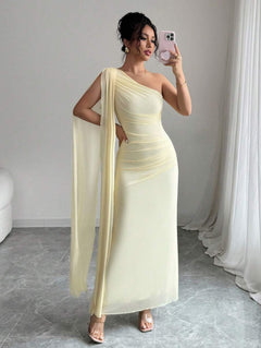 Vista completa de un vestido largo elegante de un solo hombro en color amarillo pastel con drapeado.