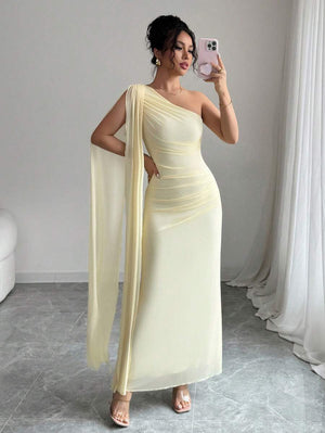 Vista completa de un vestido largo elegante de un solo hombro en color amarillo pastel con drapeado.