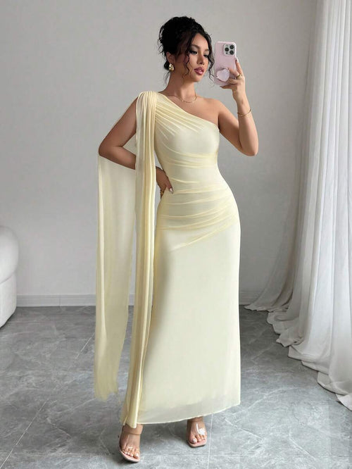 Vista completa de un vestido largo elegante de un solo hombro en color amarillo pastel con drapeado.