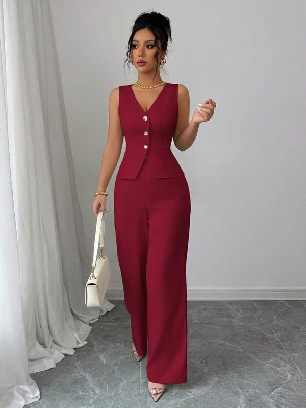 Conjunto burdeos elegante con chaleco y pantalón en pose lateral.