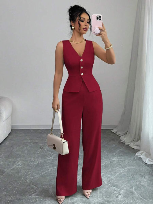 Conjunto burdeos elegante con chaleco y pantalón visto de frente.