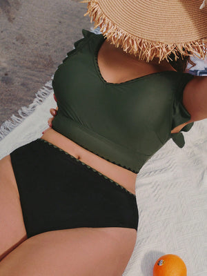 Bikini Verde Y Negro Talle Alto Con Volantes detalle escote en V.
