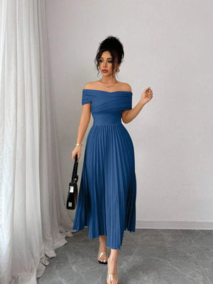 Detalle de la falda larga plisada de un vestido elegante en color azul.