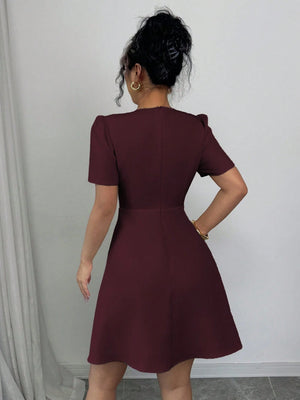 Vista trasera del vestido granate elegante.