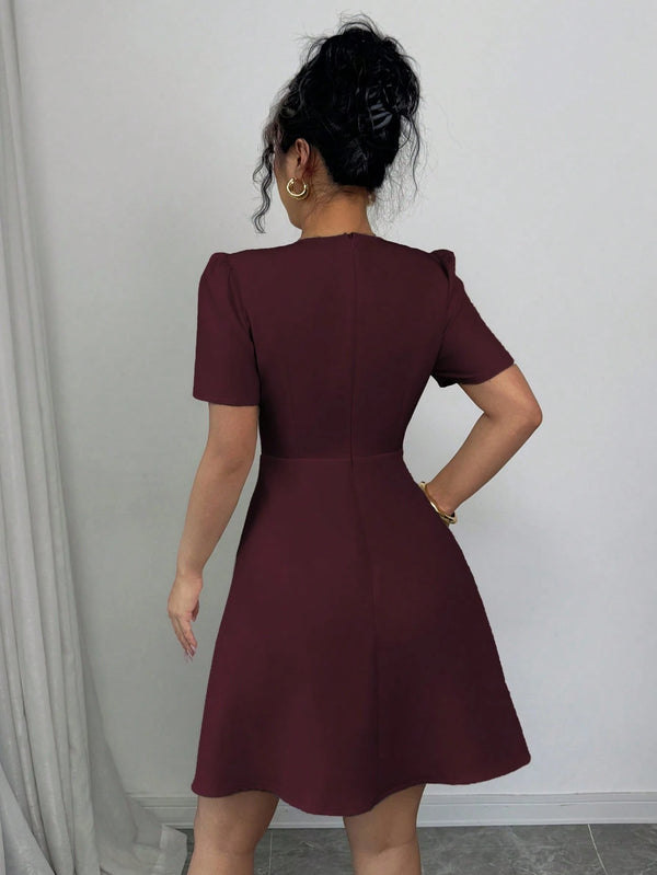 Vista trasera del vestido granate elegante.