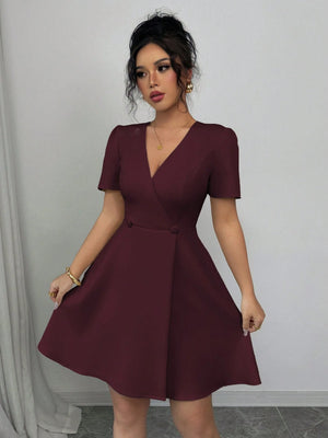 Modelo luciendo vestido granate envolvente de oficina.