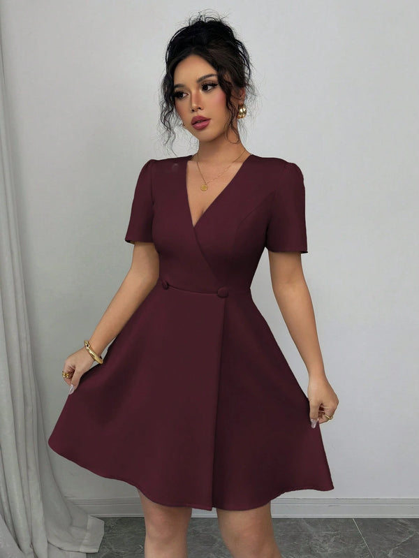 Modelo luciendo vestido granate envolvente de oficina.