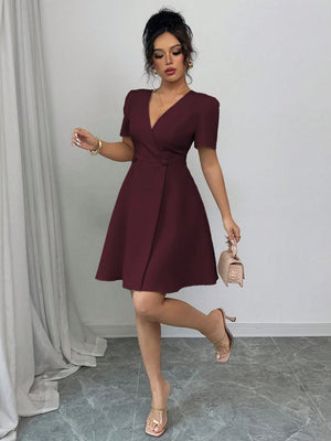 Detalle del vestido granate con botones decorativos.