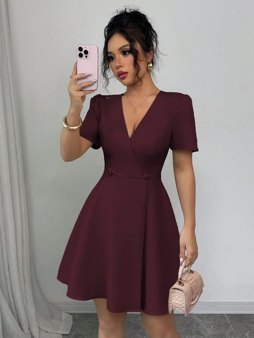 Vestido granate corto con escote en V y corte A línea.