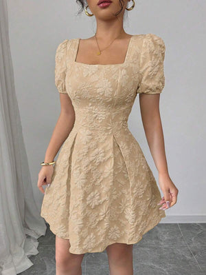 Vestido mini caqui con textura y escote cuadrado
