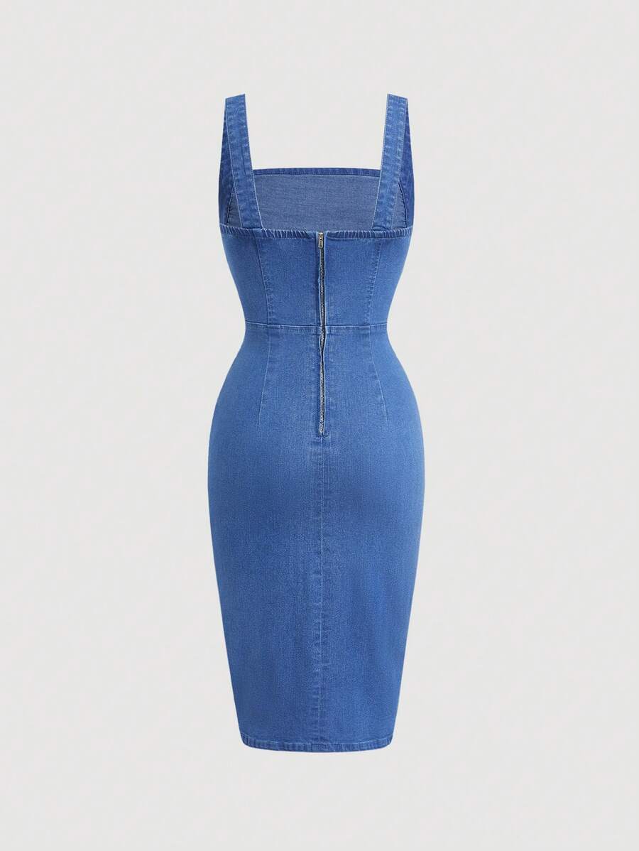 Vestido de mezclilla ajustado con escote cuadrado visto de frente.