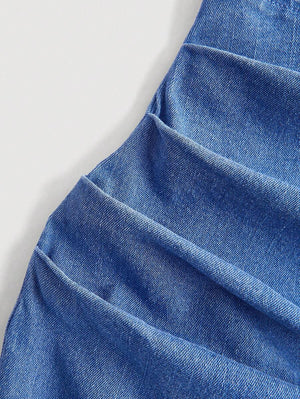 Vista de la falda lápiz del vestido de mezclilla azul.