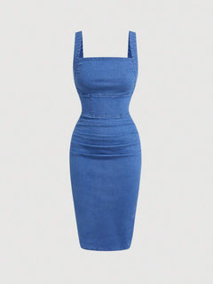 Vestido de mezclilla ajustado con escote cuadrado visto de frente.