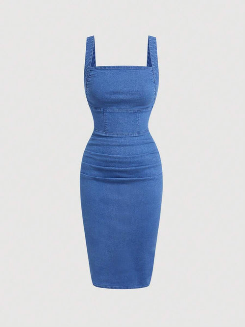 Vestido de mezclilla ajustado con escote cuadrado visto de frente.