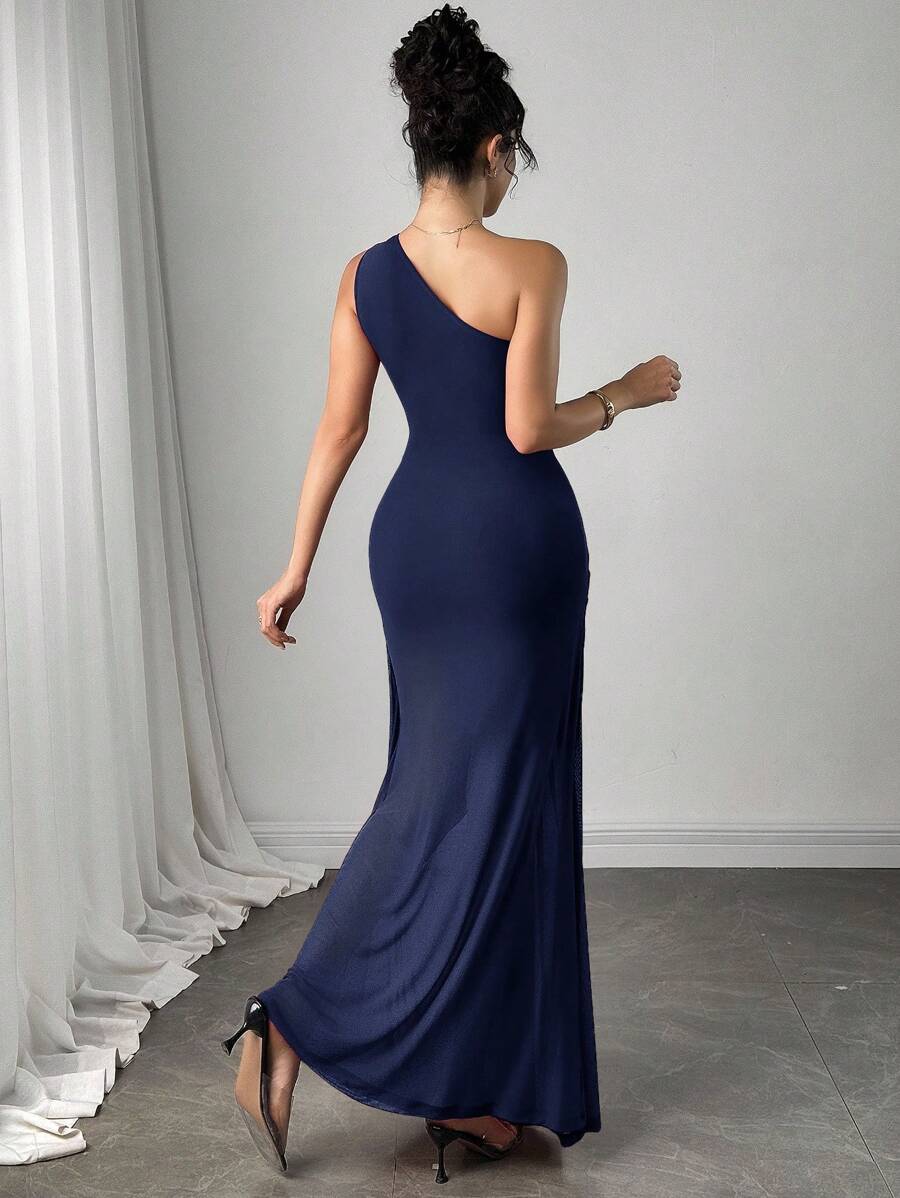 Vestido largo asimétrico azul marino con diseño de un solo hombro y fruncido en el torso.