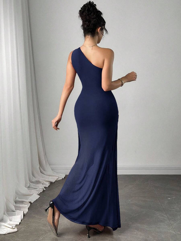 Vista de perfil de mujer luciendo un vestido de fiesta azul marino con escote asimétrico.